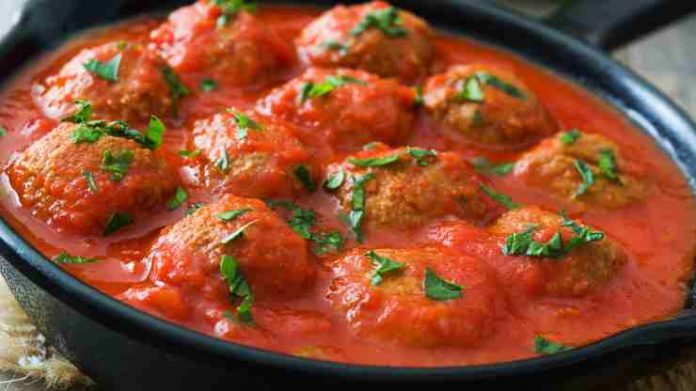 Polpette al sugo, la ricetta della nonna per farle morbide e buonissime ...