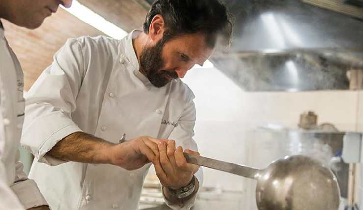 Lo chef Cracco all'opera in cucina