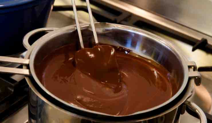 Cioccolato fuso in un pentolino