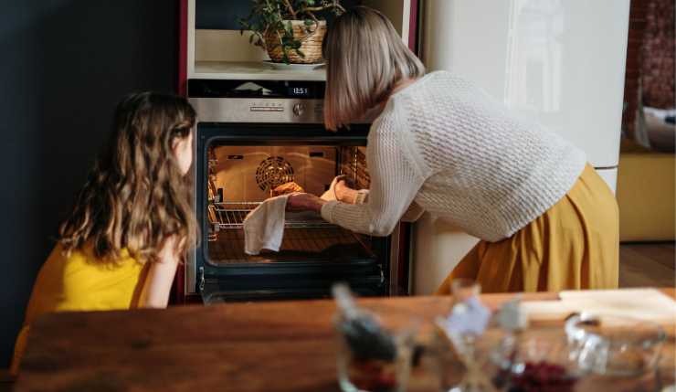 Mamma che inforna il plumcake