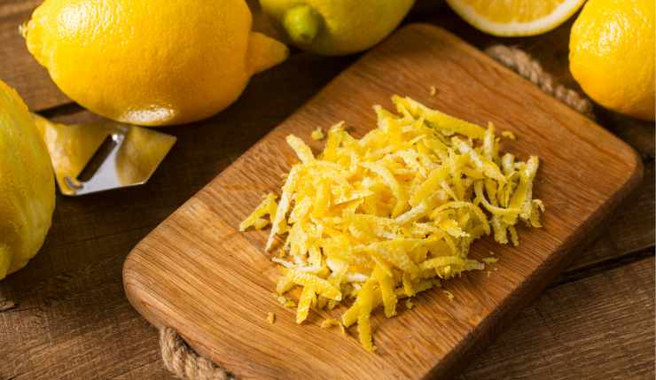 Scorza di limone su un tagliere in legno