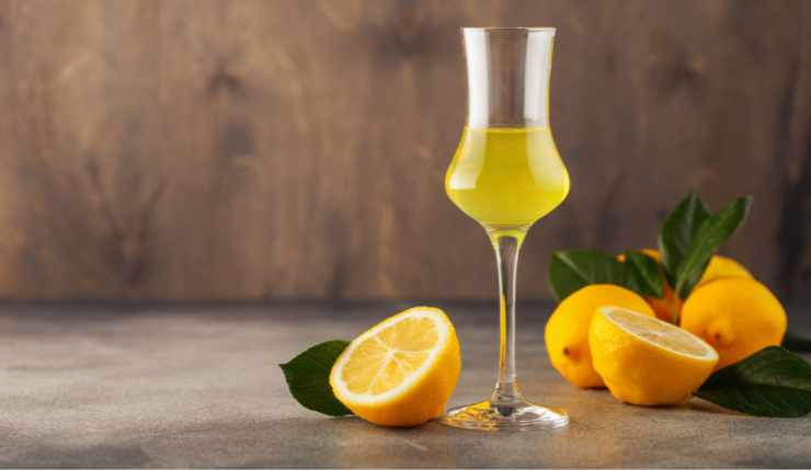 Limoncello in un bicchiere