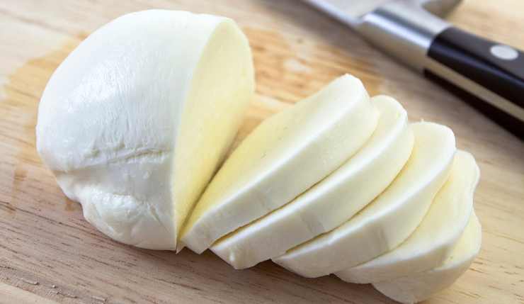 Mozzarella su tagliare