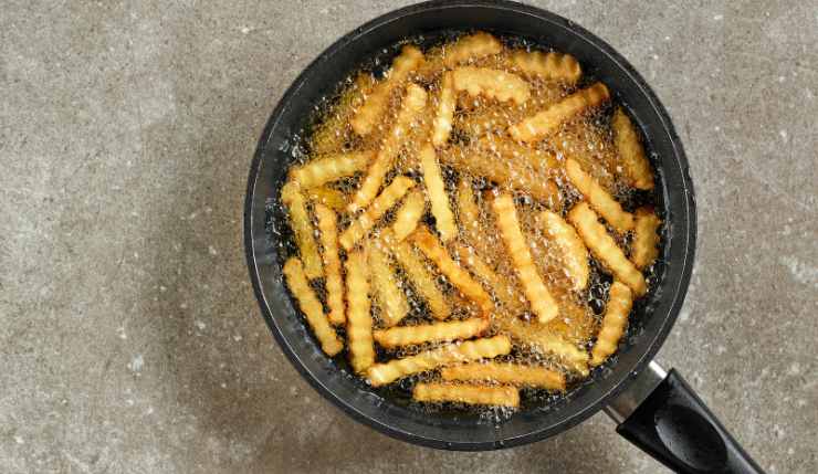 Patatine fritte in padella