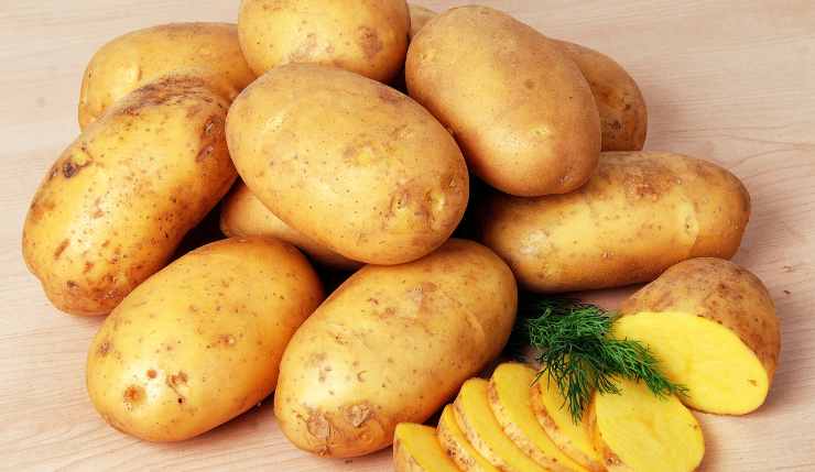 Patate intere e tagliate