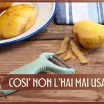 Pelapatate su tavolo in legno