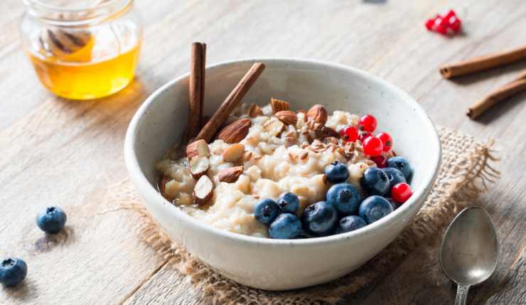 Porridge con fiocchi d'avena e frutti di bosco