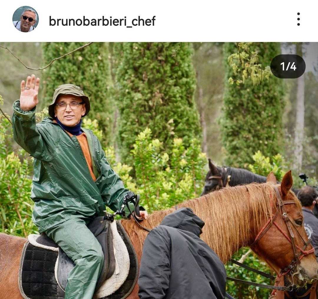 Lo chef Bruno Barbieri a cavallo mentre pratica la sua passione per l'equitazione