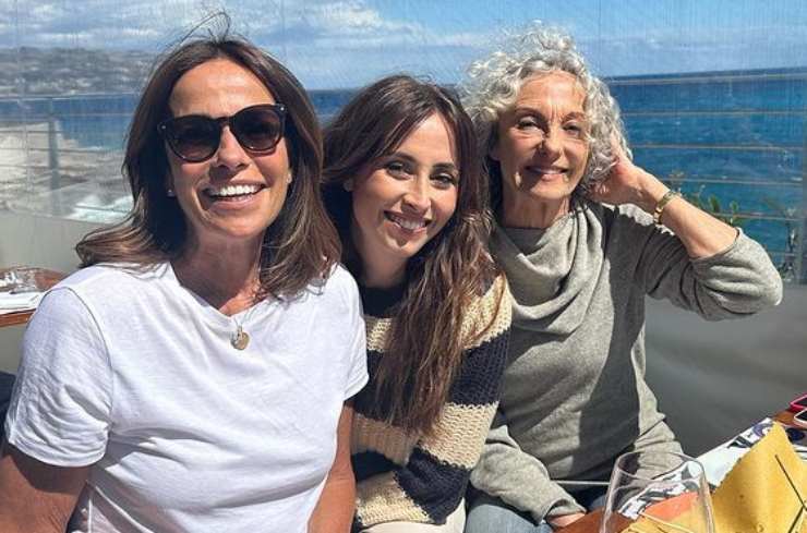 Benedetta e Cristina Parodi con mamma Laura