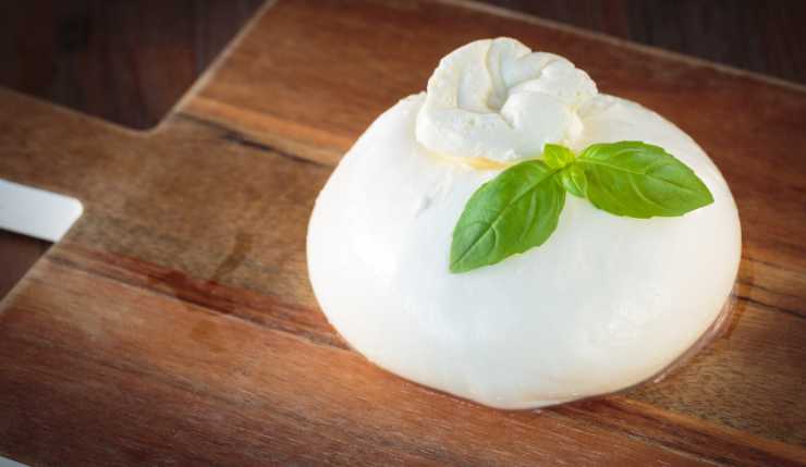 Burrata su tagliere in legno