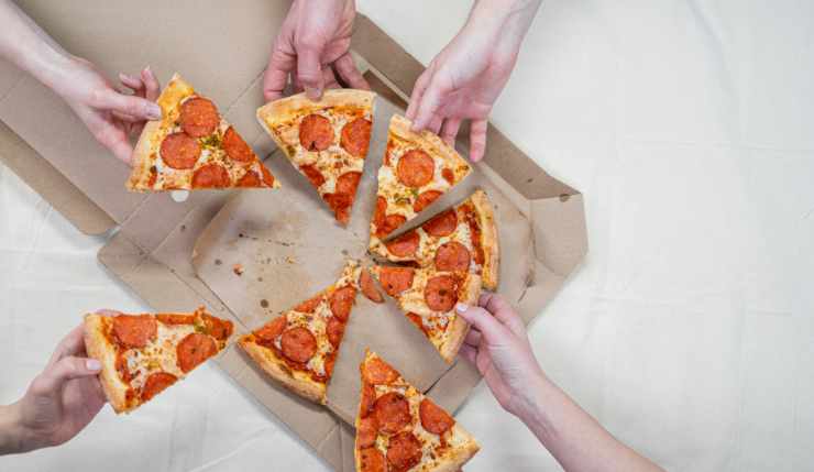 I cartoni per la pizza sono tossici? Usarli come piatto su cui mangiare  potrebbe essere pericoloso: ecco come riconoscere i contenitori a norma -  ISQ alimenti