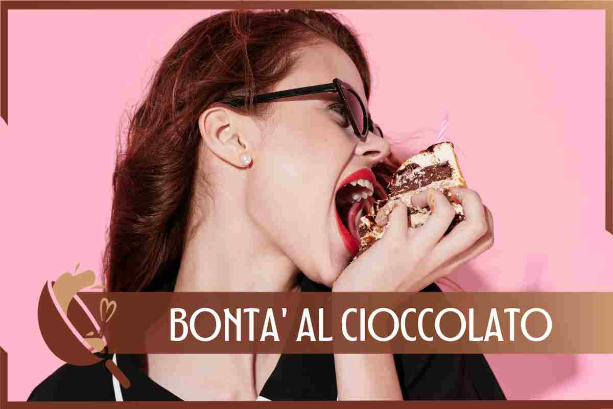 Ragazza che mangia dolce al cioccolato