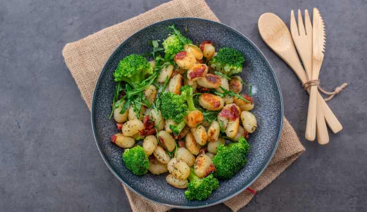 Gnocchi con zucchine e broccoli cotti in padella