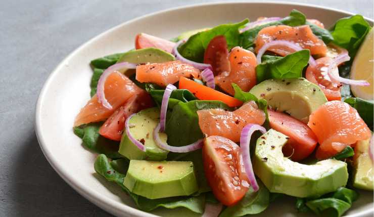 Insalata con avocado e salmone