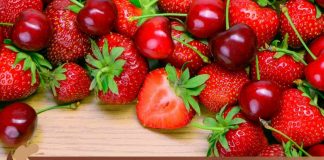 Fragole e ciliegie sono frutti simili ma hanno una differenza