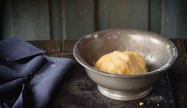 Pasta frolla in una ciotola d'argento