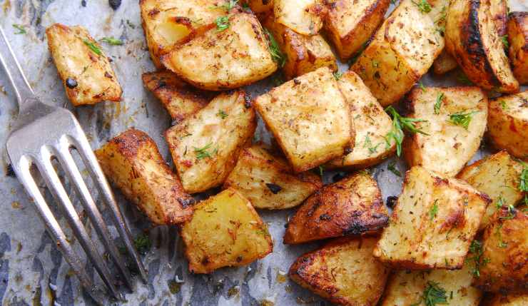 Patate arrosto su carta forno