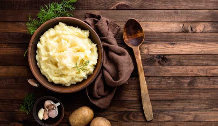 Purè di patate in una ciotolina in legno