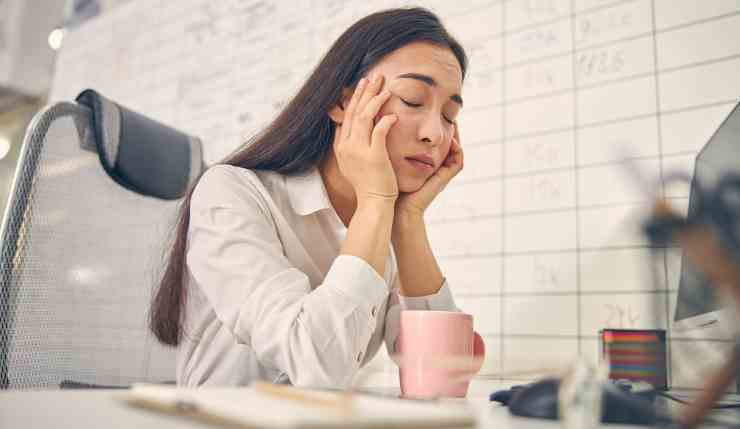 Ragazza stanca al lavoro