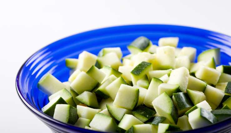 Zucchine in una ciotola blu