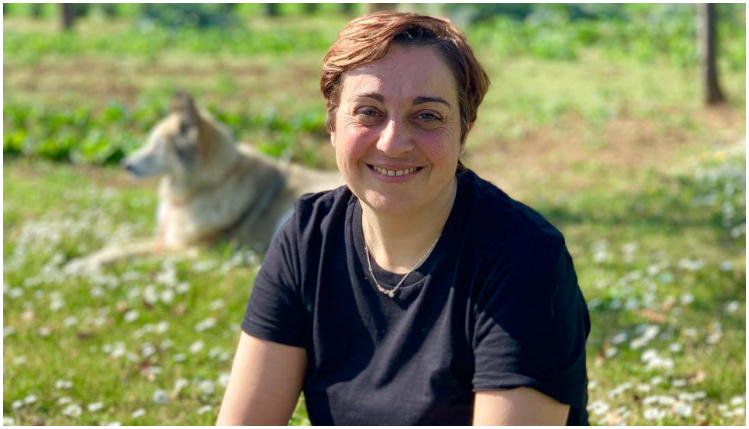 La cuoca Benedetta Rossi immersa nella sua campagna verde