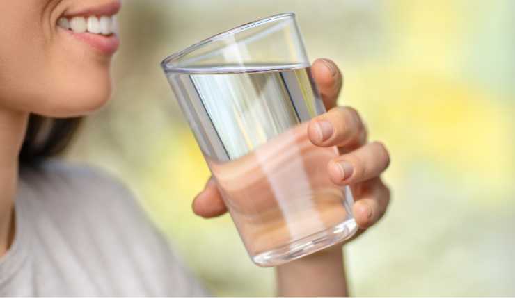 Bere due litri di acqua al giorno è il segreto