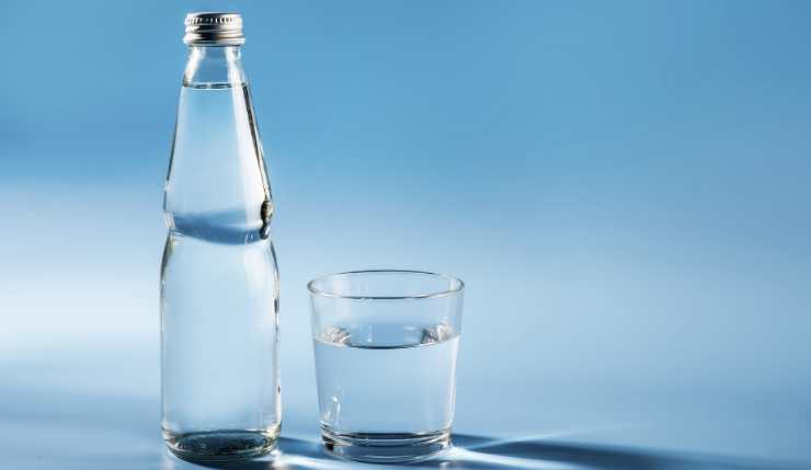 Bicchiere e bottiglia di vetro