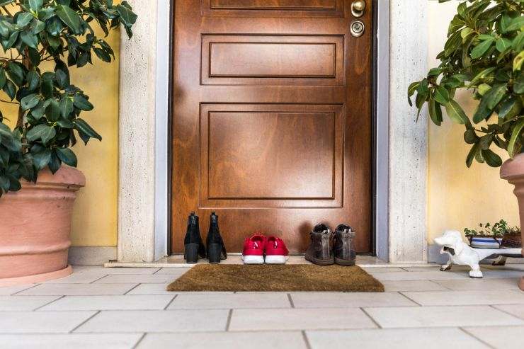 togliere scarpe in casa rischi salute
